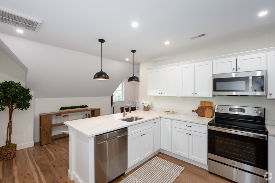 2BR, 1BA - 767SF - Kitchen - 1 Pleasant St