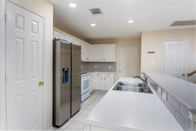 Building Photo - 127 N Villa Oaks Dr