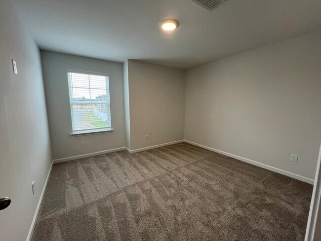 Building Photo - 967 Horse Mountain Rd