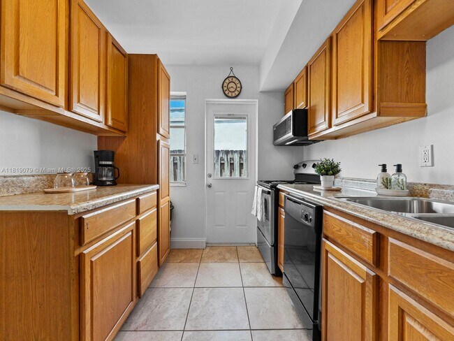 Building Photo - 1418 N 16th Ave