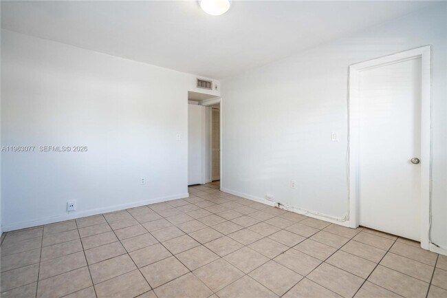 Building Photo - 1940 Biarritz Dr