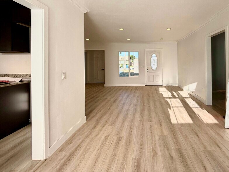 Building Photo - 1219 N Azusa Ave