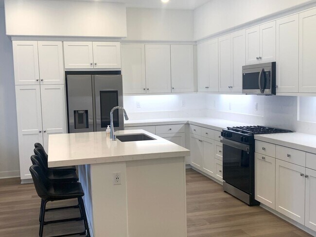 Building Photo - State of the Art-Trendy 1+1 Luxury Condo i...