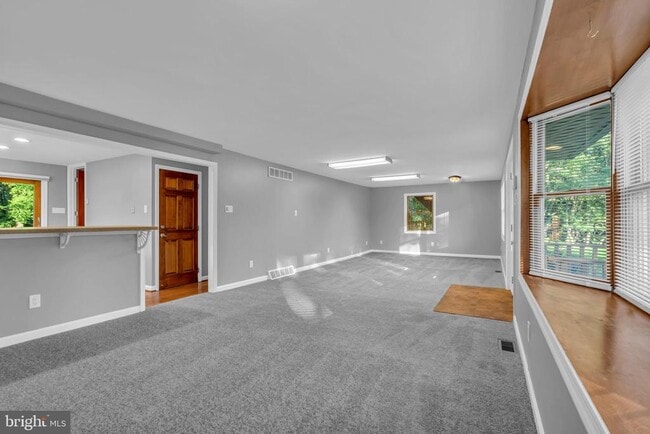 Building Photo - 165 Lakeview Dr N