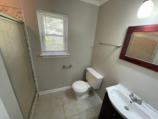 Building Photo - 764 Oak Dr E