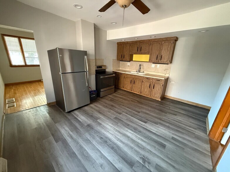 Kitchen - 1910 Coltman Rd