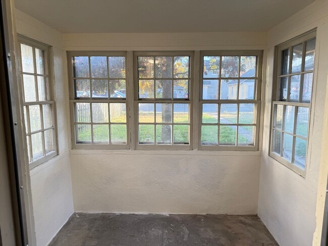 Building Photo - Charming 1 Bedroom Cottage with Bonus Room...