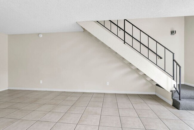 Building Photo - Spacious three bedroom with office in Prim...