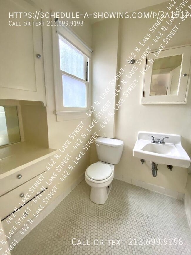 Building Photo - 442 N Lake St