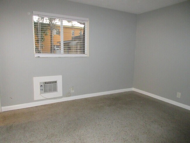 Building Photo - 1118 N H St