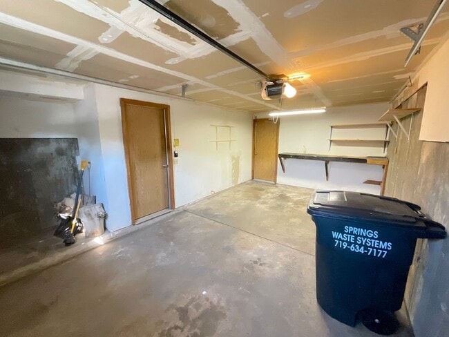 Building Photo - 2 Bedroom Townhome Available Near Austin B...