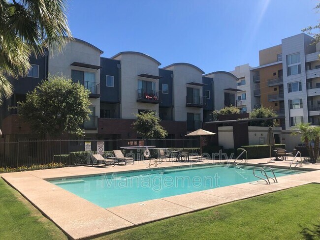 Building Photo - 525 W Lakeside Dr