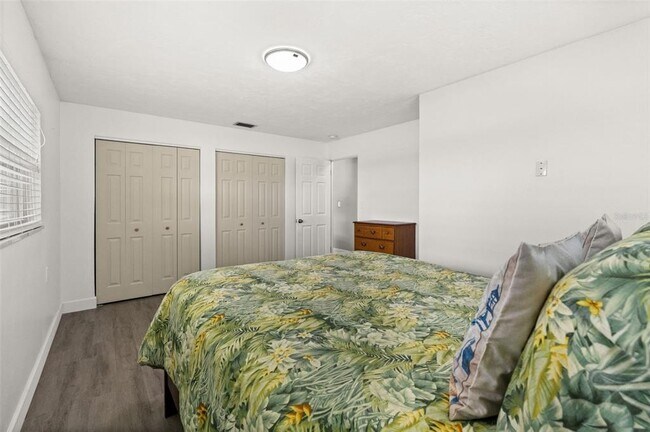 Building Photo - 710 116th Ave