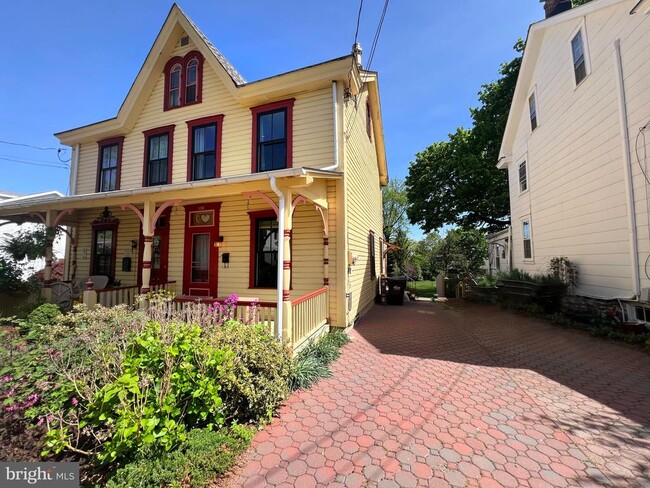 Building Photo - 138 E Oakland Ave