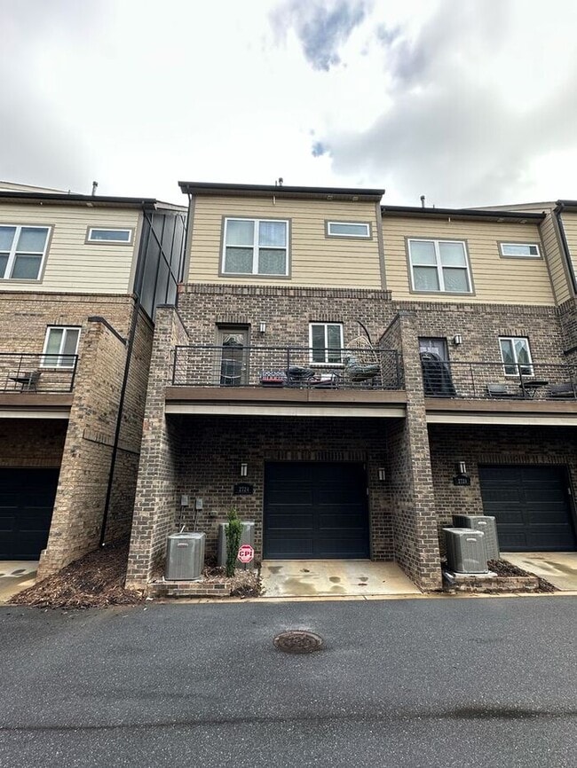 Building Photo - Stunning Townhome With Skyline Views!