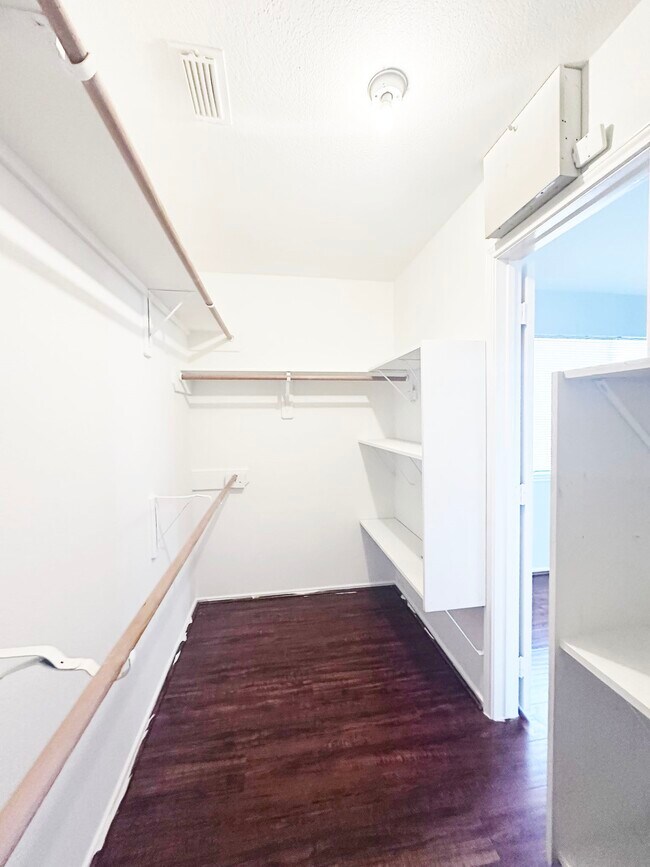 Building Photo - 15522 Baxter Ave