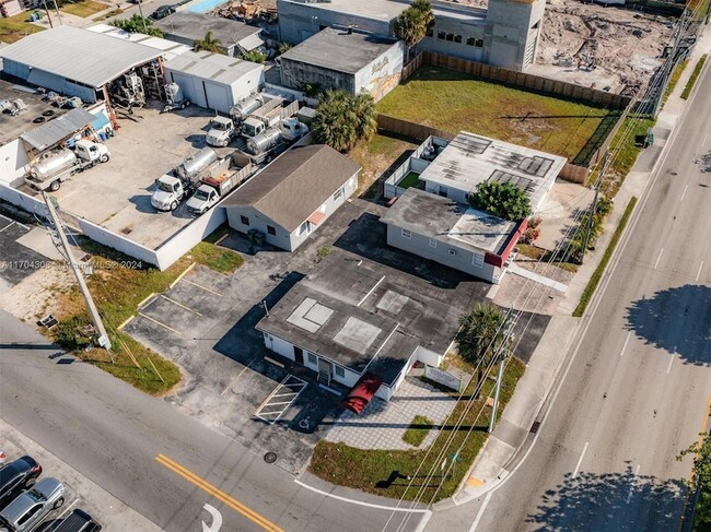 Building Photo - 405 E Oakland Park Blvd