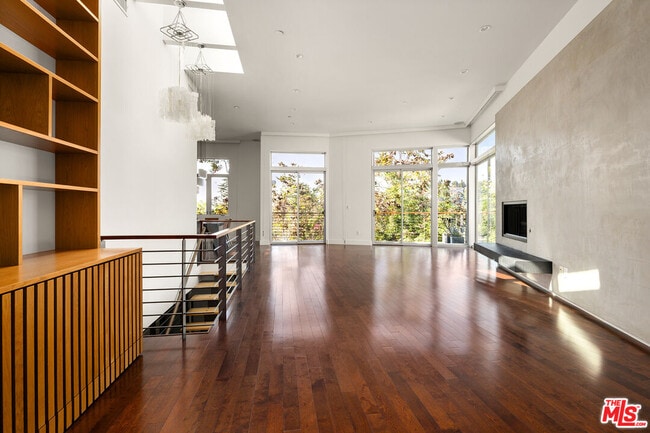 Building Photo - 3255 Fernwood Ave