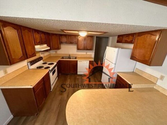 Building Photo - Spacious 2 bedrooms 1 bath duplex