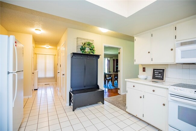 Building Photo - 107 NW Winfield Ln