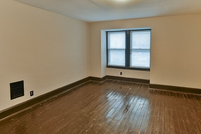 Building Photo - Large 5 Bedroom on Peffer