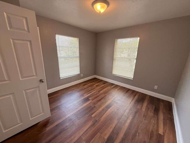 Building Photo - Updated 4/2 Ready for Immediate Move-In