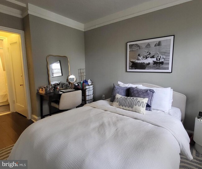 Building Photo - 2031 Locust St