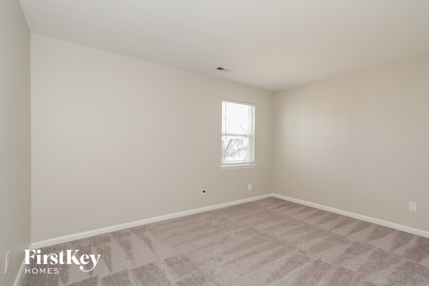 Building Photo - 712 Pennwood Ln