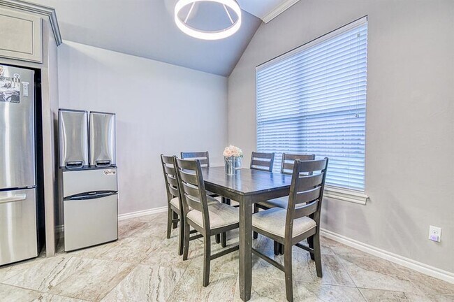 Building Photo - 2204 Alameda Park Dr