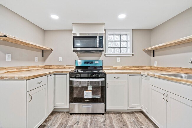 Building Photo - Recently Renovated 4 Bedroom Home in Swissvale - Available in March