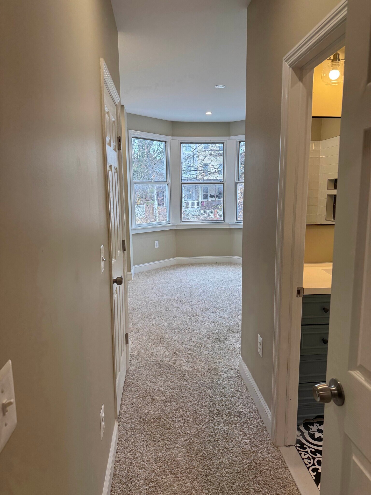 Building Photo - 5 S Augusta Ave