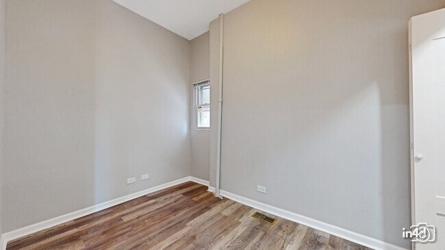 Building Photo - 115 S Paulina St