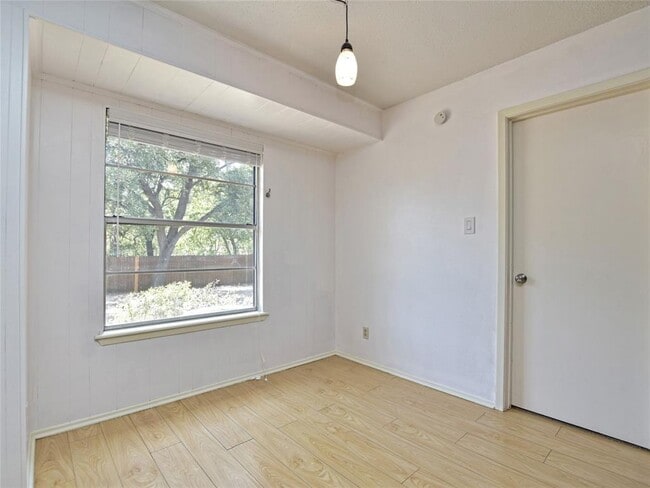 Building Photo - 2103 Falcon Hill Dr