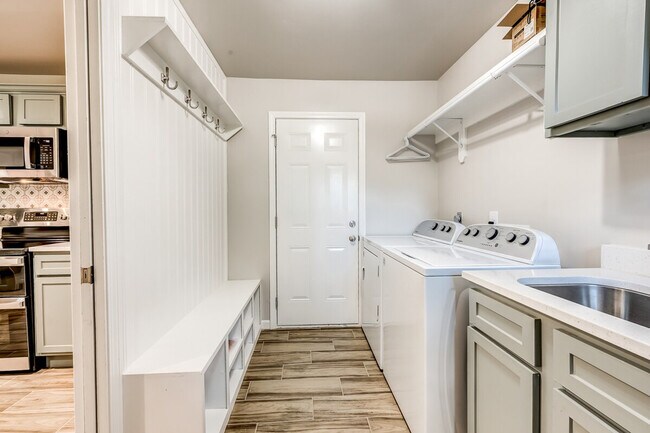 Building Photo - 11 N Pecan Dr