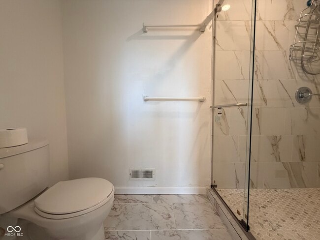 Building Photo - 1351 Woodpond N Roundabout