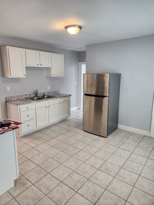 kitchen pic 2 - 1239 Franklin St