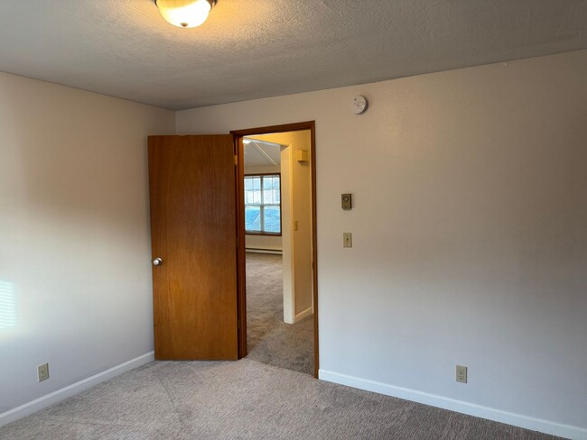 Building Photo - Cozy 2 bedroom 1 bathroom duplex in Eugene!