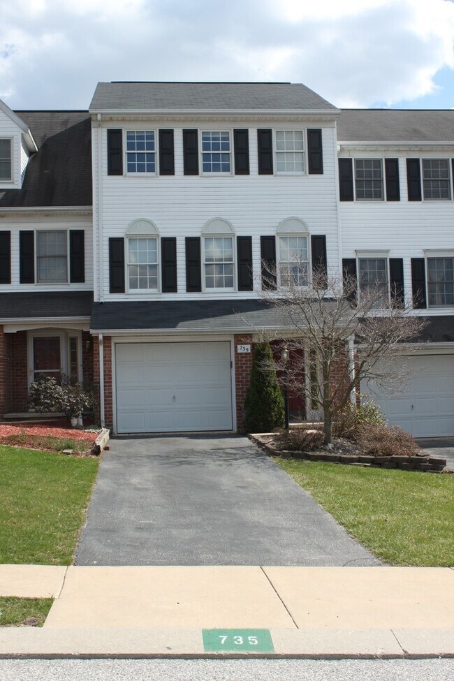 Building Photo - Townhouse