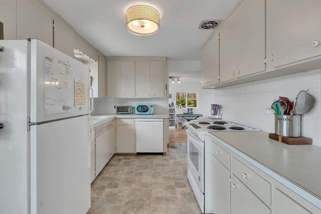 Building Photo - Panoramic View Living in Des Moines