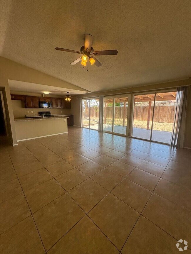 Building Photo - COMING SOON! Spacious 3 Bed 1 Bath Home in...