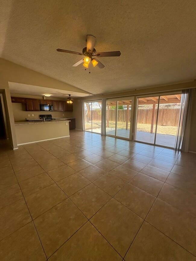 Building Photo - COMING SOON! Spacious 3 Bed 1 Bath Home in...