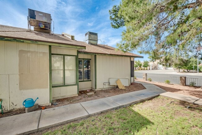 Building Photo - Charming Single-Level Townhome with Modern Flooring & Update Bathroom & Kitchen