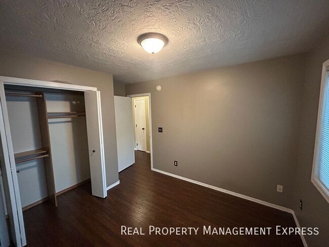Building Photo - 4 Bedroom 2 Bathroom in SW Sioux Falls