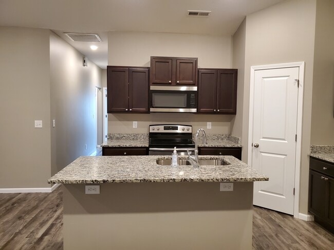 Building Photo - 420 S Longbranch Dr