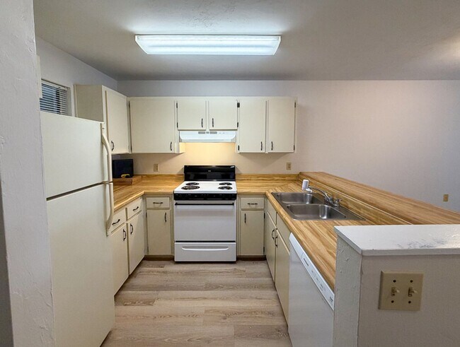 Building Photo - 2/2 Condo in Treehouse Village - Available...