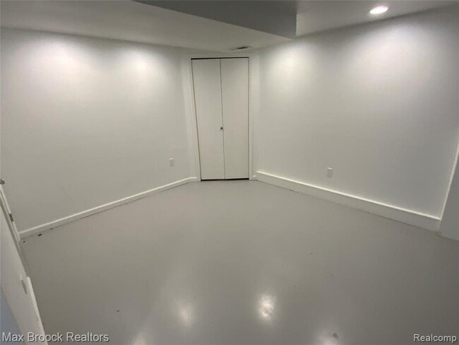 Building Photo - 5715 Sunnycrest Dr