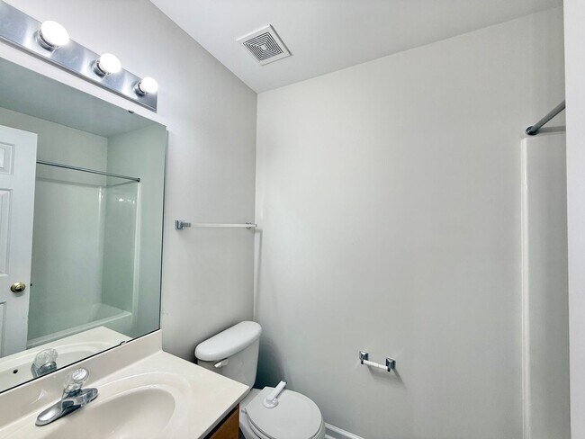 Building Photo - Charming 2BD, 2.5BA Apex Townhome in a Pri...
