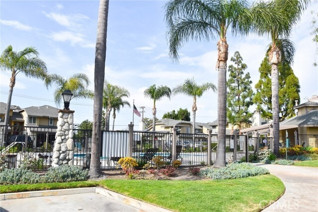 Building Photo - 630 W Palm Ave
