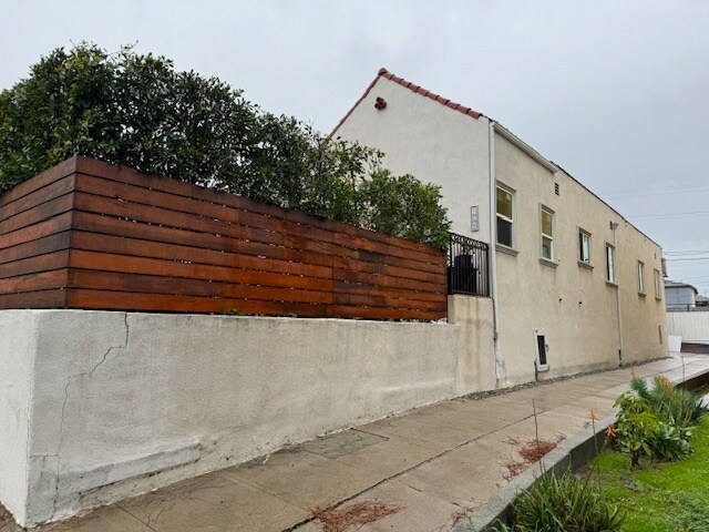 Building Photo - 1839 1/2 S Highland Ave