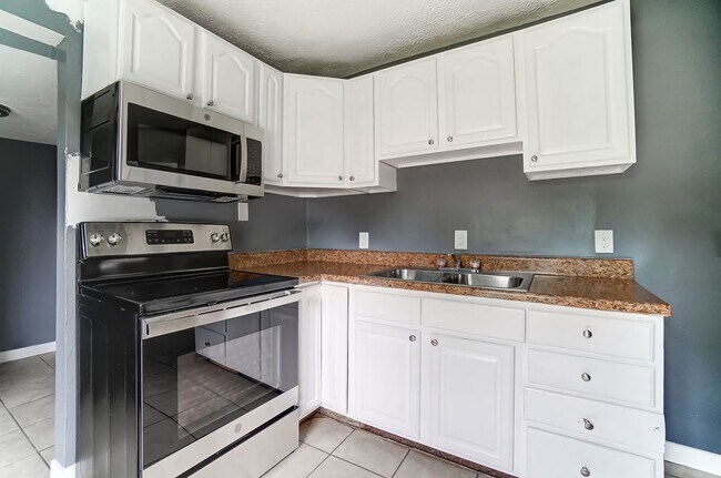 Building Photo - Two Bedroom, Two Bath in Dayton!